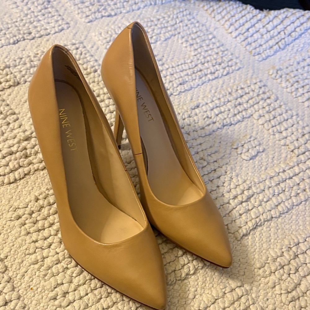 Nine West ClassicNude Heels (like new)size 6.5